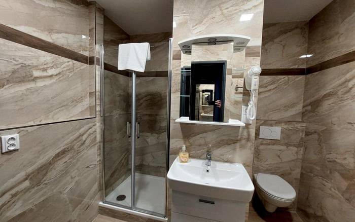 Dvoulůžkový pokoj DELUXE s přistýlkou klima + balkon