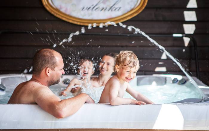 jakuzzi, má svoj priestor a kľud, no zároveň krásny výhľad na okolité ovocné stromy a v zime priamo na zjazdovku. 