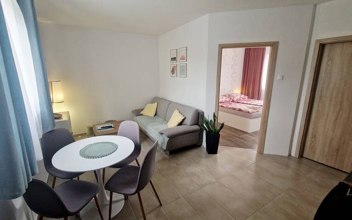 Dvojlôžkový apartmán s vlastnou kuchynkou, terasou alebo balkónom a možnosťou až 2 prístelok