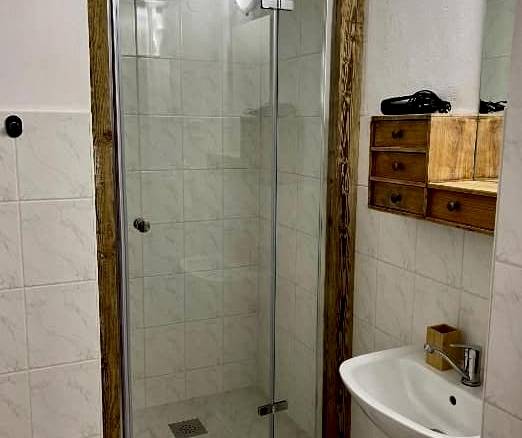 Jednolôžková izba s výhľadom na dvor