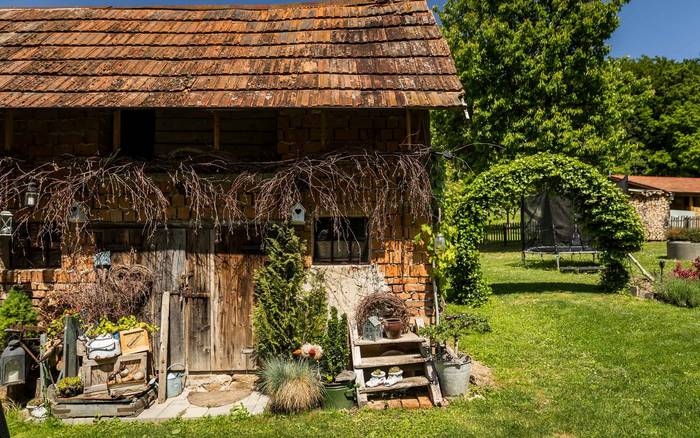 Хатина під лісом