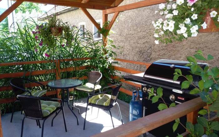 Vonkajšie posedenie s grilom
