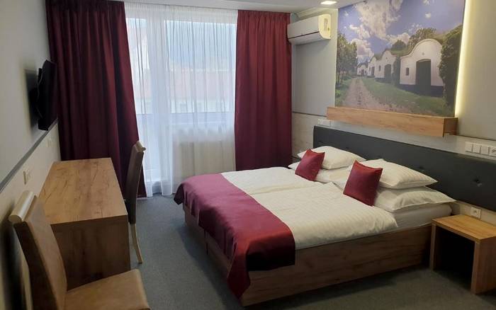 Dvoulůžkový pokoj DELUXE s přistýlkou klima + balkon