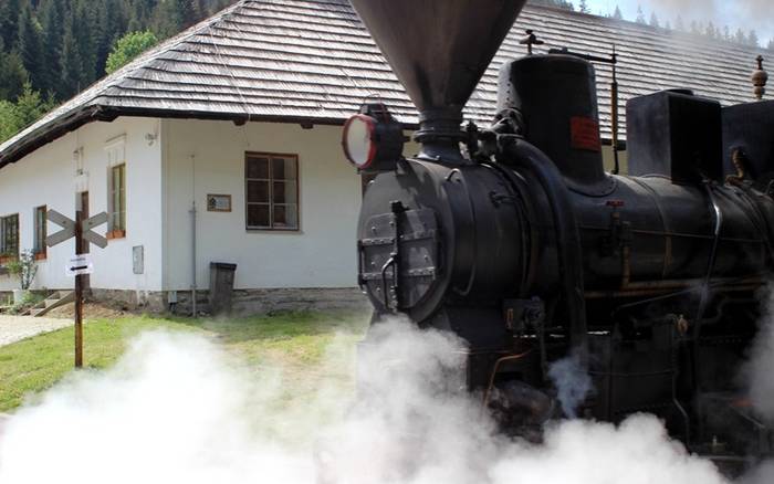 Kysucký skanzen Vychylovka - pohľad do okna minulého storočia