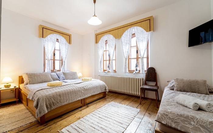 Trojlôžková izba s manželskou posteľou s možnosťou prístelky