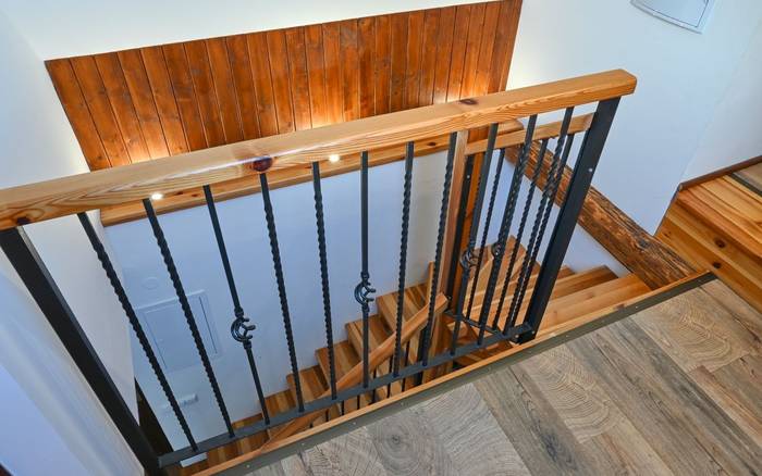 Atíco - dřevěné schodiště