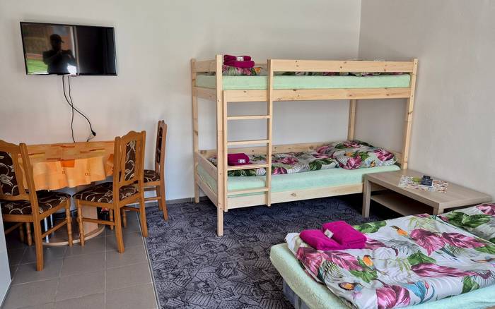 Dvojlôžkový apartmán so súkromným vchodom