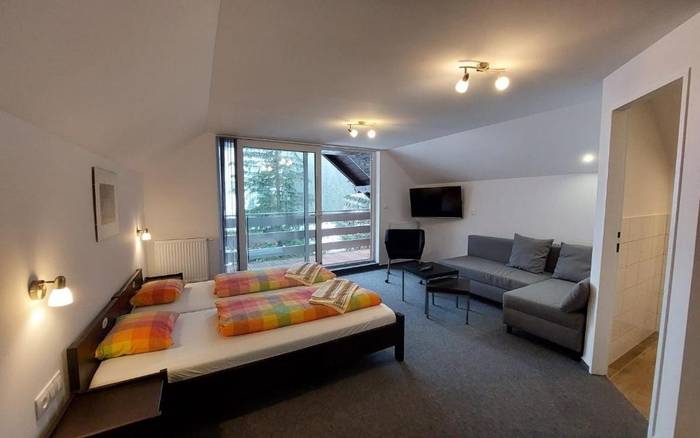 Rodinný apartmán s kúpeľňou, manželská posteľ + prístelky