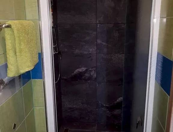 Jednolůžkový pokoj s vlastní koupelnou a přímým vchodem na terasu