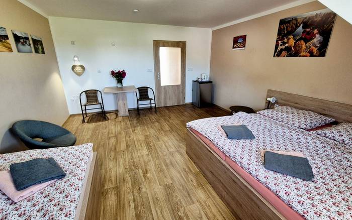 9. Pokoj pro dvě až tři osoby, první patro