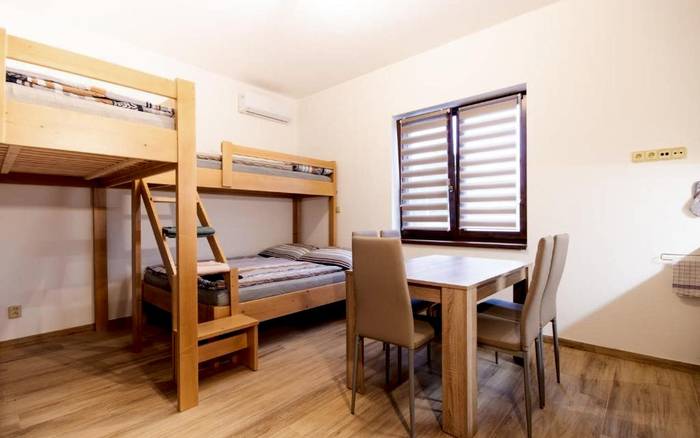Čtyřlůžkový apartmán s palandou a přistýlkou č. 2