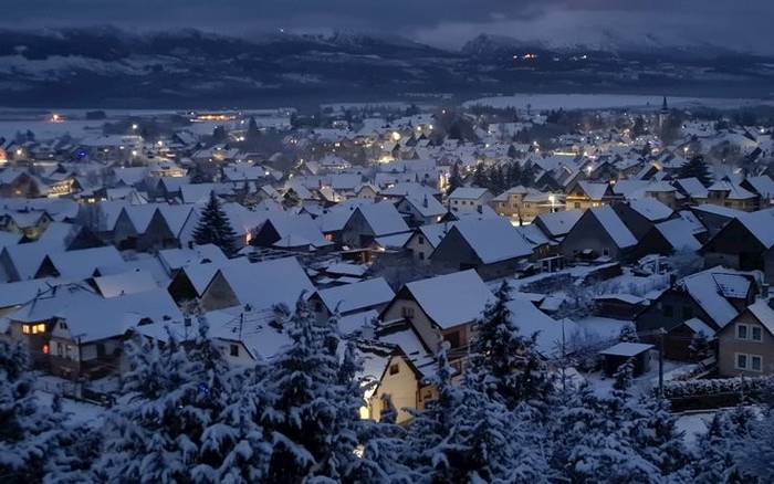 Važec - keď ho prikryje biely sneh a noc. Važec sa nachádza medzi Východnou a Štrbou. Do Popradu je to autom 15 minút, na Štrbské Pleso 20 minút a do Mikuláša 20 minút. Do obce je priamy zjazd z diaľnice. Okrem autobusu sa sem dostanete i vlakom.