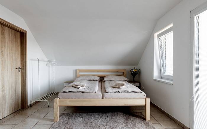 Samostatný pokoj s koupelnou a balkónem