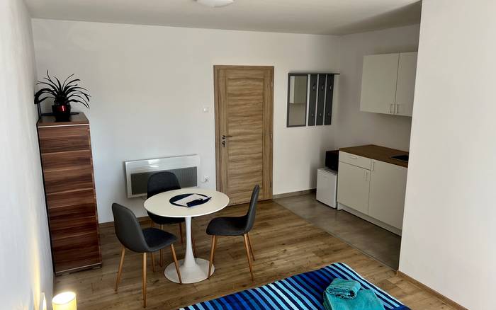 Dvojlôžkový apartmán s vlastnou kuchynkou a balkónom