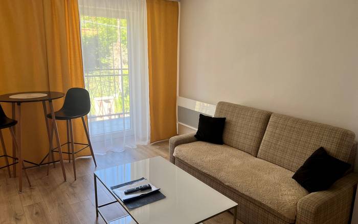 Dvojlôžkový apartmán s vlastnou kuchynkou a balkónom