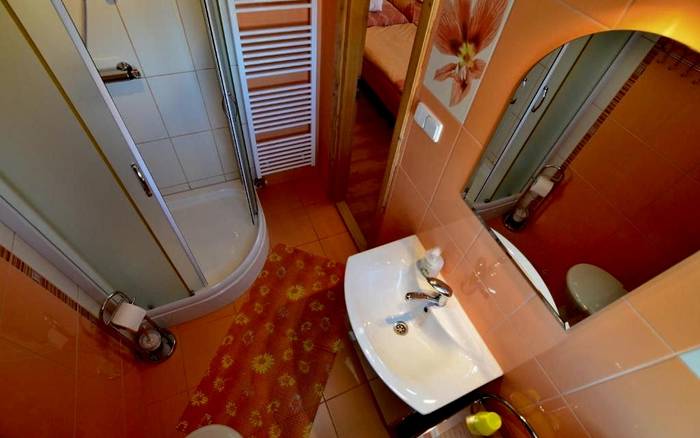 Oranžová dvojlôžková izba s balkónom