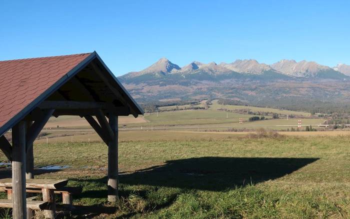 Pohľad z Važeckej vyhliadky nad obcou stará cesta smer Štrba.