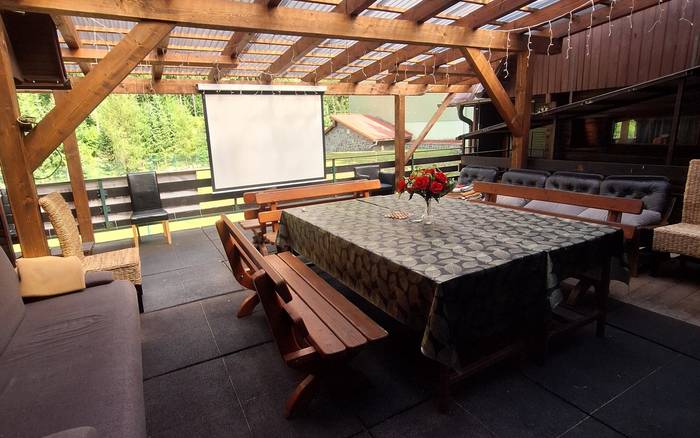 Terasa s plátnom a digaprojektor k dispozícii