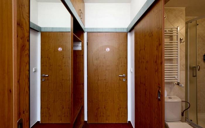 Dvoulůžkový pokoj s manželskou postelí a balkonem
