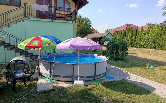 Котеджі та апартаменти Під старим горіхом