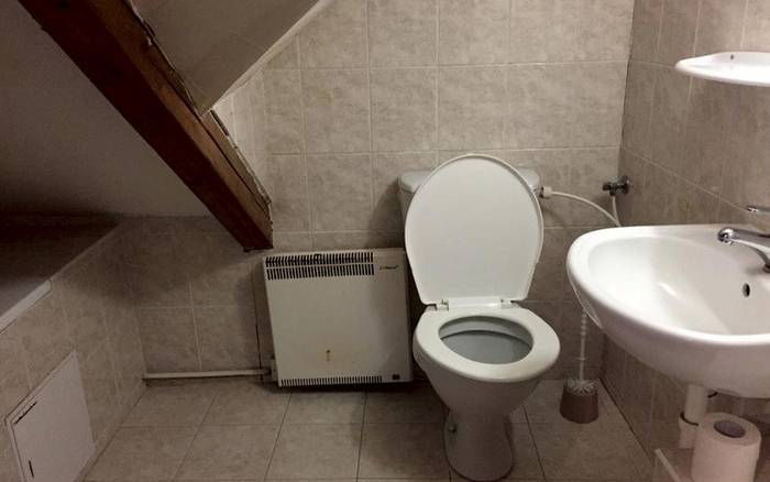 Pětilůžkový pokoj s nižším stropem v koupelně