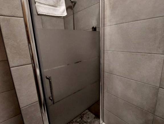 Veľká dvojlôžková izba s manželskou posteľou