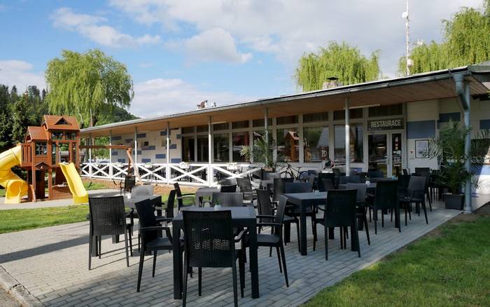 Restaurace, snídaňový bar, obchod v Campingu Rožnov