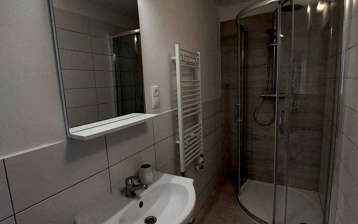 Trojlôžková izba s kúpeľňou, manželská posteľ + posteľ a prístelka