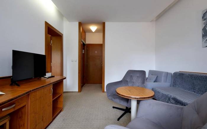 Apartmán s manželskou postelí, obývacím pokojem a terasou