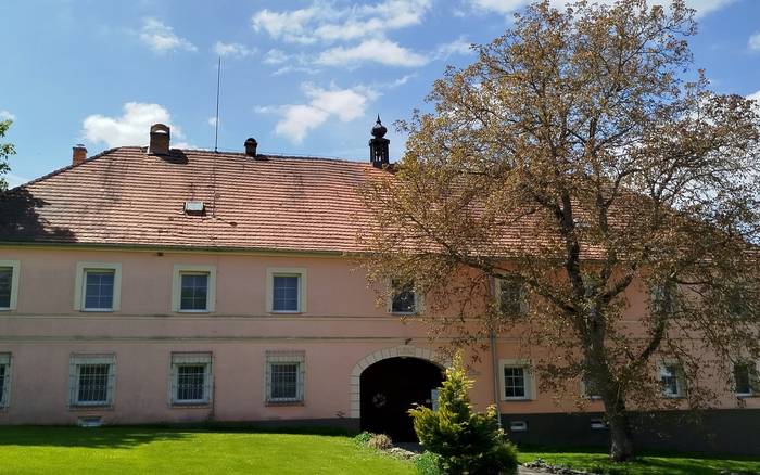 pohled na hlavní budovu Statku od sousedů - květen 2025