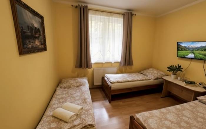 Dvoulůžkový pokoj s oddělenými postelemi a přistýlkou