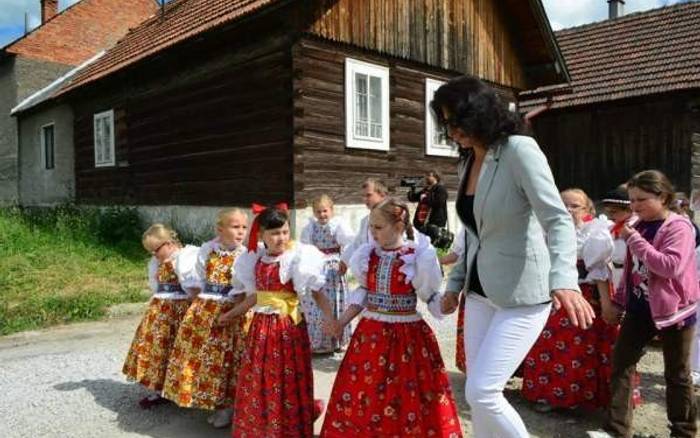 obec žije folklórom