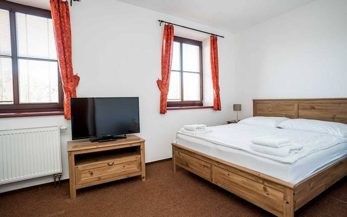 Dvoulůžkový pokoj s manželskou postelí a přistýlkou