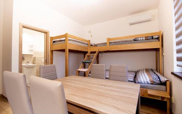 Čtyřlůžkový apartmán s palandou a přistýlkou č. 2