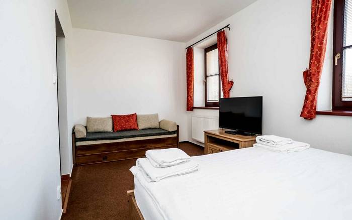 Dvoulůžkový pokoj s manželskou postelí a přistýlkou