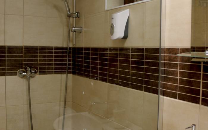 Kúpeľňa č. 1 na prízemí so sprchovacím kútom a WC