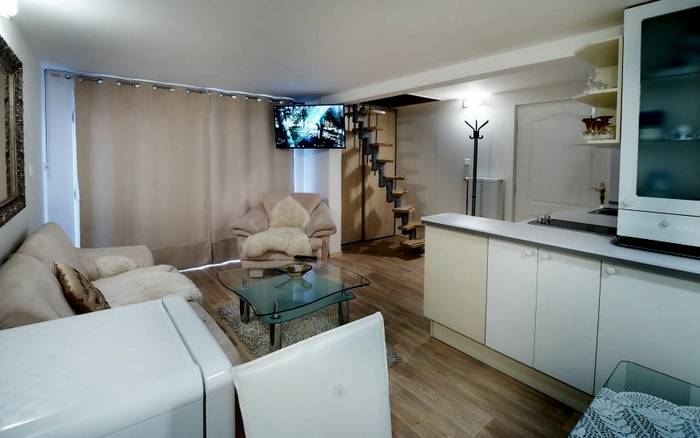 Nice, dvoulůžkový samostatný domeček s terasou