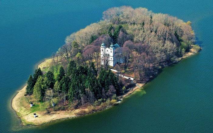 Slanický ostrov umenia - 27 km od chaty (plavba loďou)