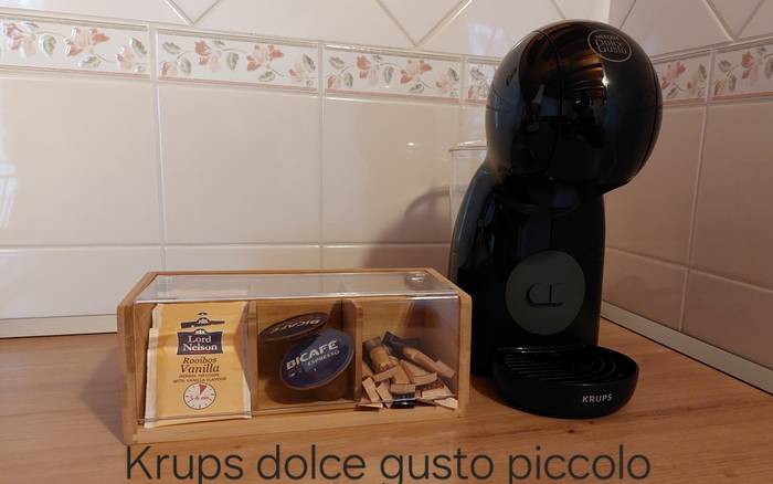 Kávovar, kapsule s kávou, čaj a cukor