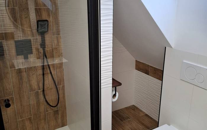 Kúpeľňa so sprchou v menšom apartmáne