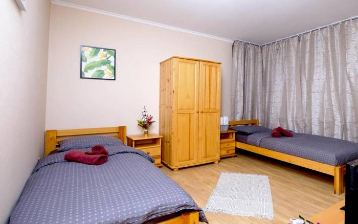 Dvojlôžková izba s oddelenými lôžkami so spoločnou kúpeľňou