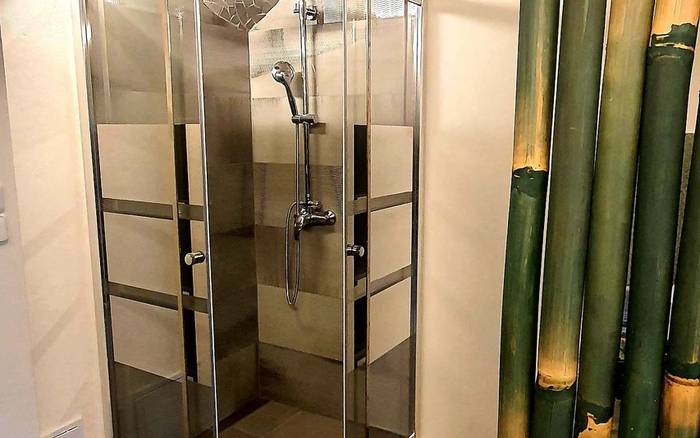 Sprchový kout u sauny
