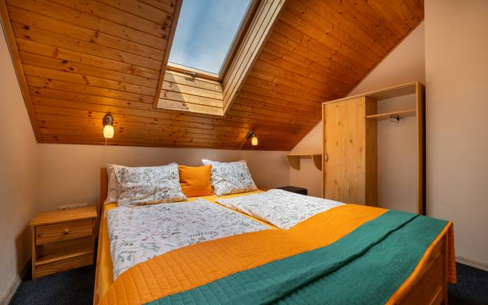 APĽ - apartmán pre 4 osoby , bez balkóna,izba 1