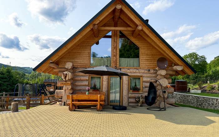 Zrubová rozprávka nad rybníkom