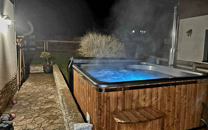 Vírivá kupacia kaďa s kapacitou až 8 osôb