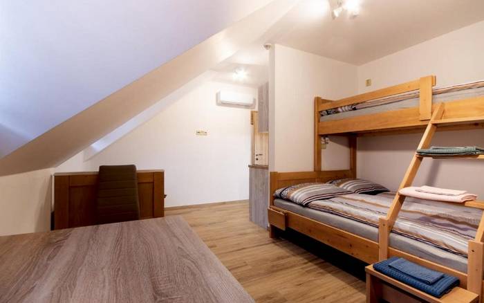 Čtyřlůžkový apartmán s palandou a přistýlkou č. 1
