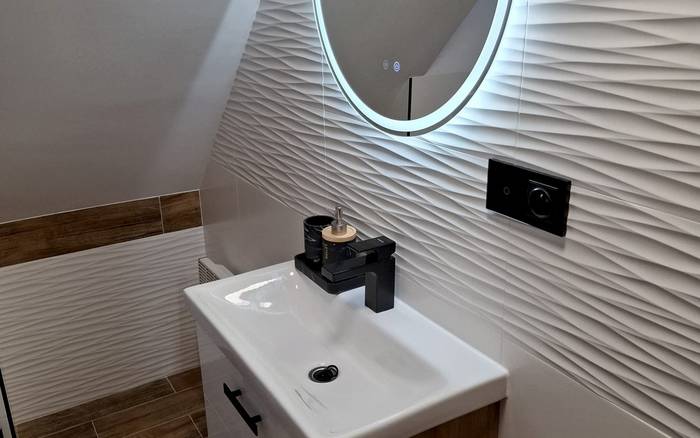 Kúpeľňa so sprchou v menšom apartmáne