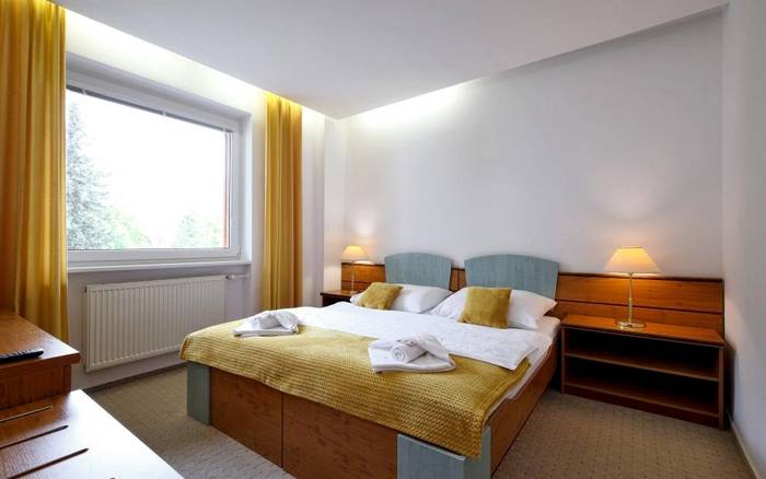 Apartmán s manželskou postelí, obývacím pokojem a terasou
