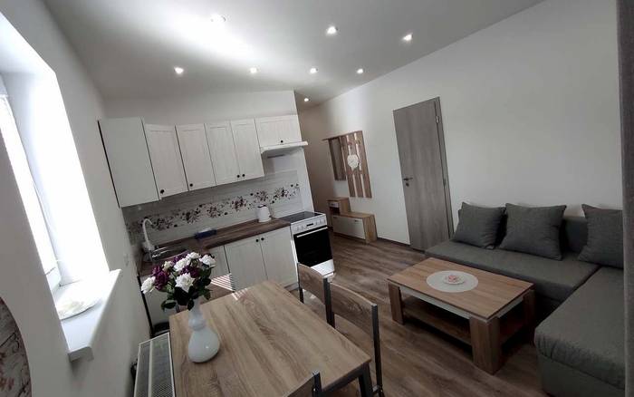 Apartmán Růže jídelní stůl