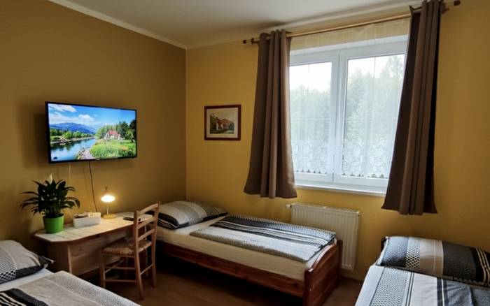 Dvoulůžkový pokoj s oddělenými postelemi a přistýlkou